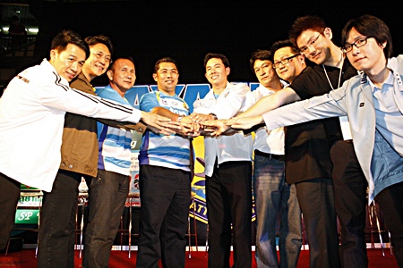 The club board of directors and sponsors join hands as a show of unity for the upcoming Thai Premier League season.